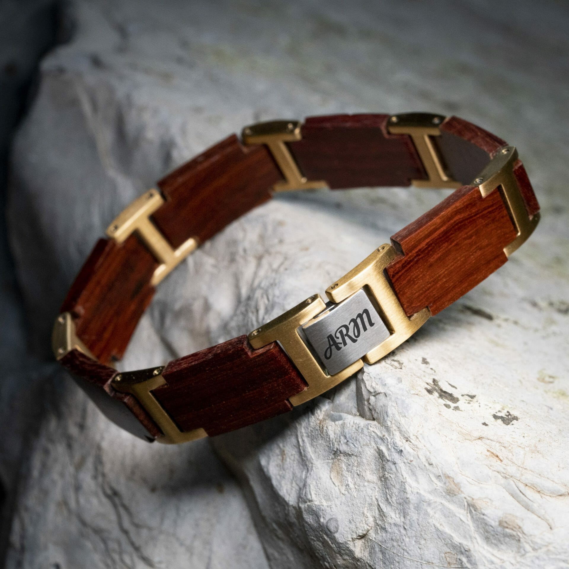 Initialen-Armband für Herren (Sandelholz/Gold) – Holzarmband